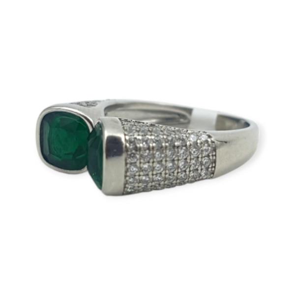 925 Sterling Silver Elegant Ring with Beautiful Green Stone